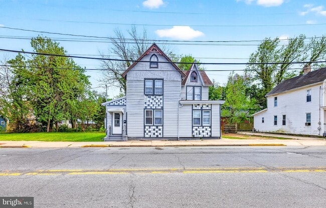 Building Photo - 214 W Division St