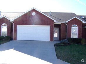 Building Photo - 2 bed, 2 bath, 2 car garage, ranch style t...