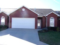 Building Photo - 2 bed, 2 bath, 2 car garage, ranch style t...