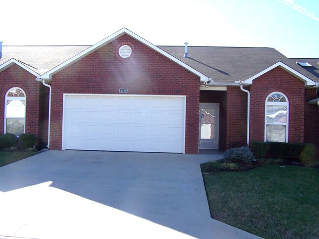 Primary Photo - 2 bed, 2 bath, 2 car garage, ranch style t...