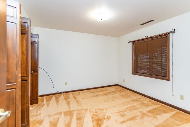 Building Photo - Charming home with Golf Course Views!!!