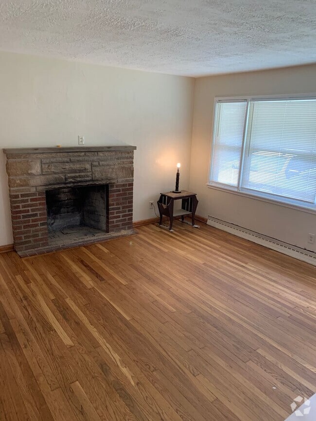 Building Photo - 2 Bedrooms  & 1 Bathroom - East end of Bar...