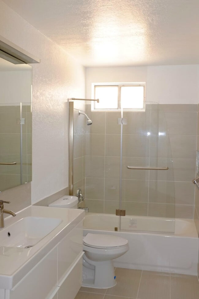 Building Photo - 400 N Sunrise Way