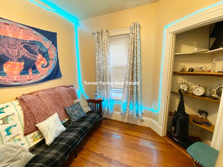 Building Photo - 10 Sachem St