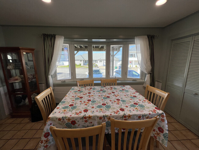 Kitchen/dining area - 32 Campton St