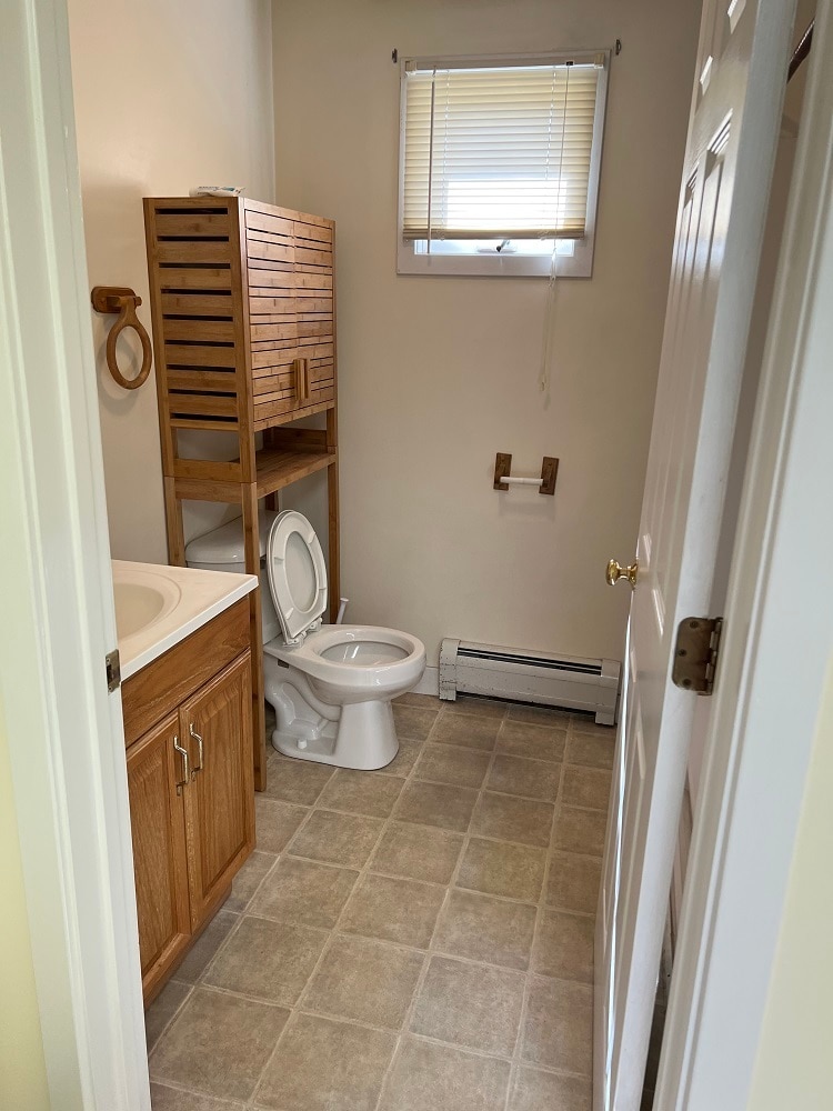 Full bath - 47 Plunkett St
