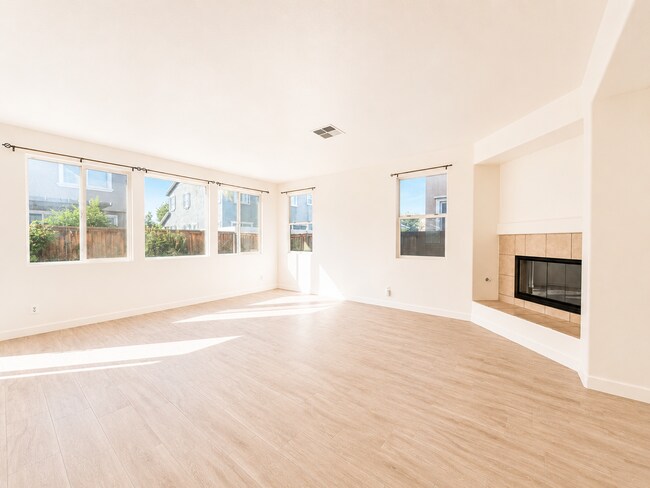 Building Photo - Beautifully Updated 5 Bedroom House with 3 Car Garage For Rent