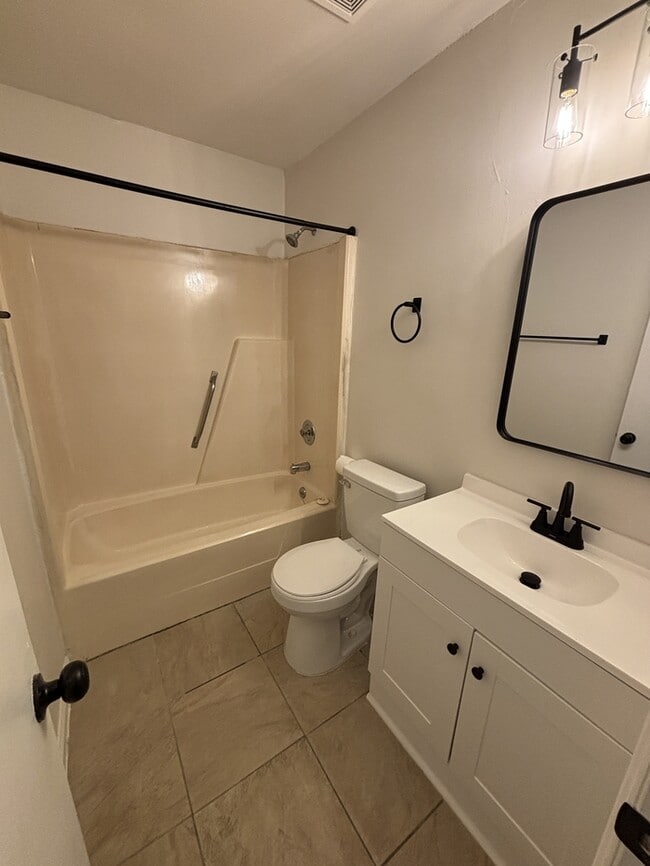 Building Photo - Newly Updated 2 BR 2 Full Bath Townhome ne...
