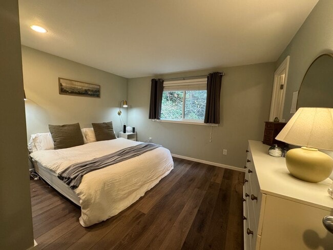 Building Photo - 3bd/3ba Edmonds Home