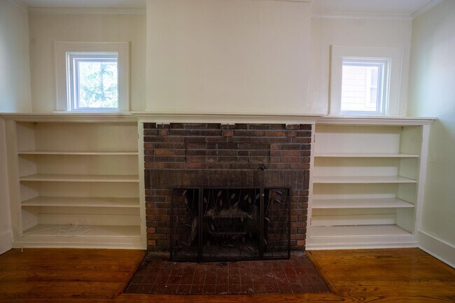 Building Photo - Spacious 4 Bedroom Apartment - 6/1/26