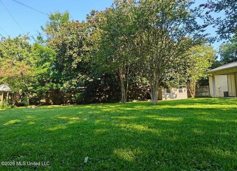 Building Photo - 223 Woodbine Dr