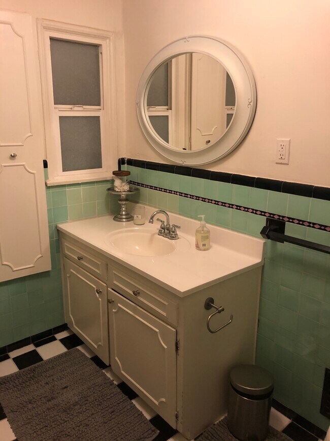 Building Photo - 1603 Stearns Dr