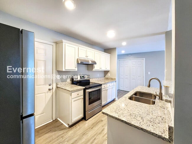 Building Photo - 2175 Red Oak Cir