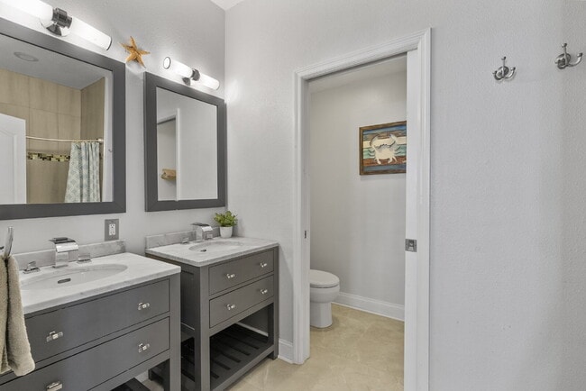 Building Photo - Beautiful 4-Bedroom Pool Home in the Heart of Westchase