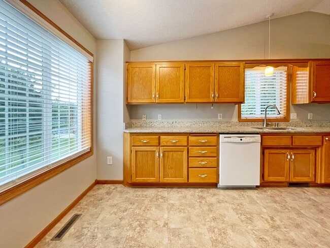 Building Photo - Sparkling Like New 3-Plus Bedroom with Vau...