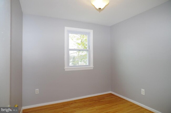 Building Photo - 6956 Westhampton Dr