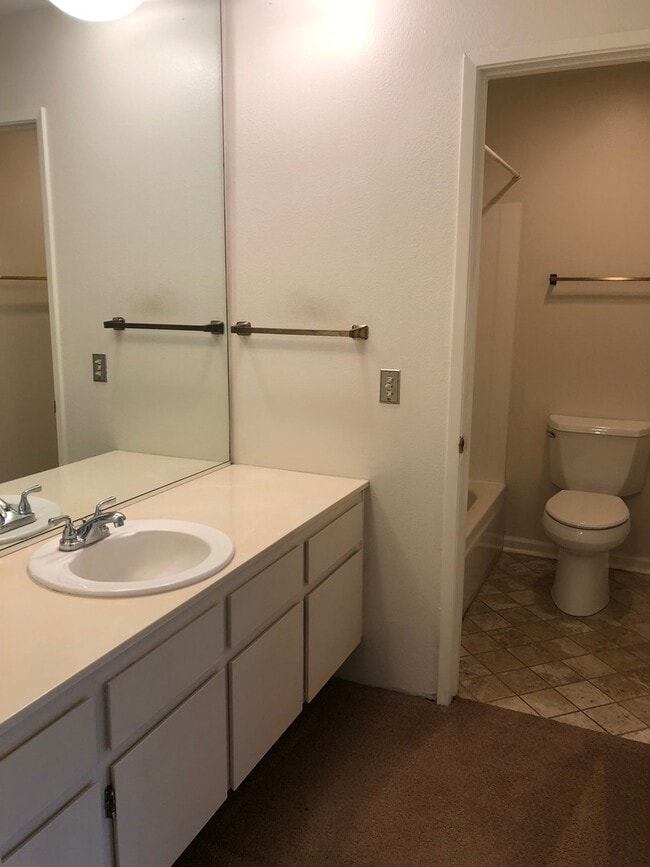 Building Photo - First floor condo!