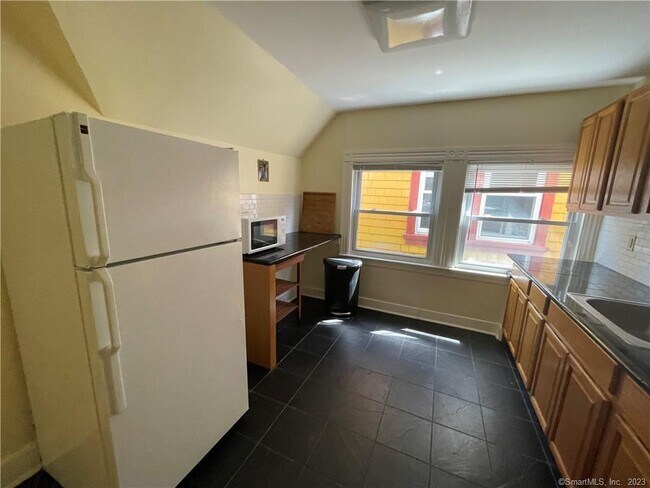 Building Photo - 174 Mansfield St