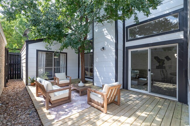 Building Photo - 2019 Wilcrest Dr