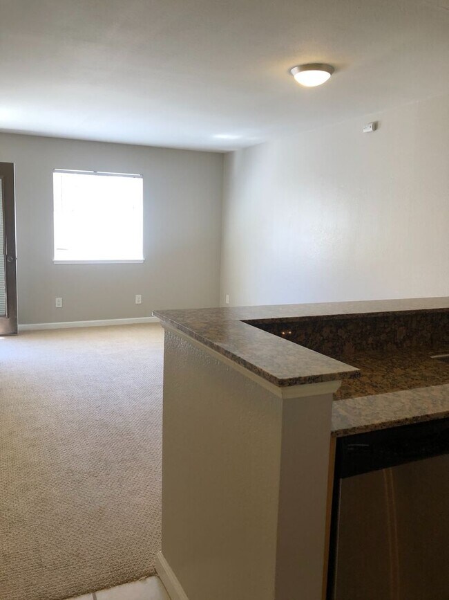 Building Photo - 1 BED/1 BATH CONDO NEAR LA JOLLA VILLAGE
