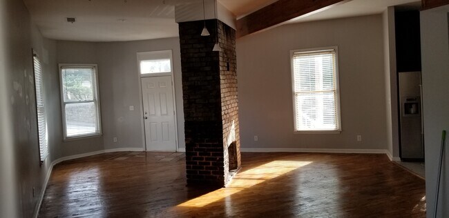 Building Photo - 240 Boulevard SE