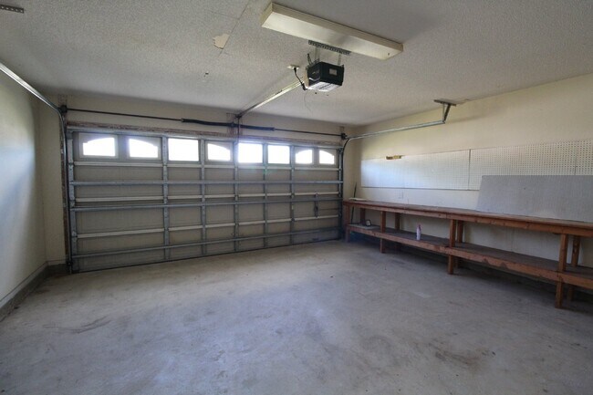 Building Photo - Southwest Pensacola 3BD/2BA with Fenced Ya...