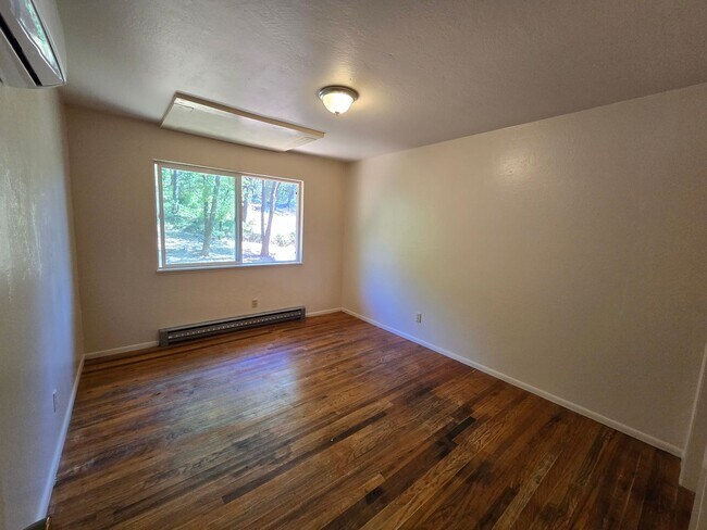 Building Photo - charming 3-bedroom, 2-bathroom home with l...