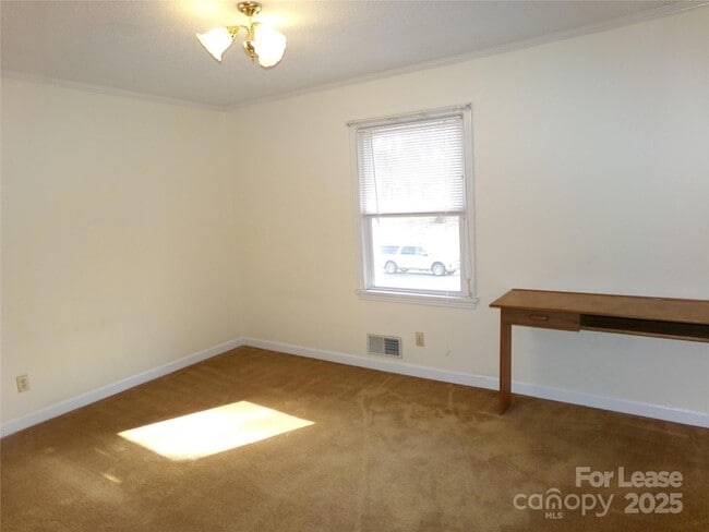 Building Photo - 507 Valleyview Dr