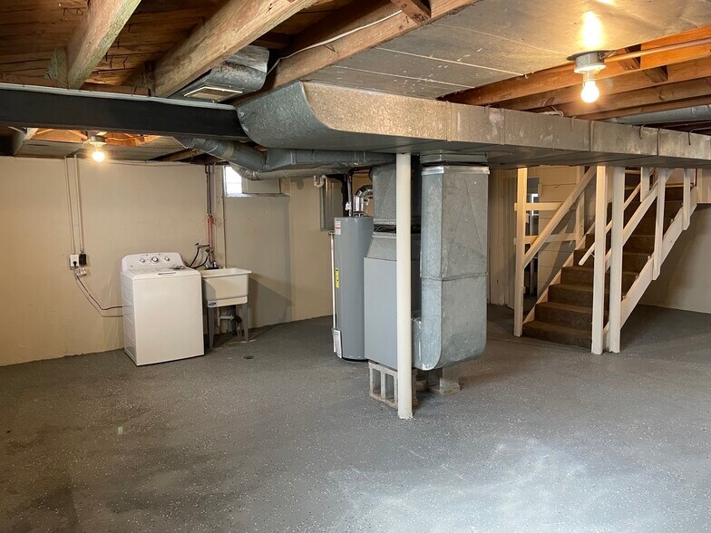 Building Photo - 318 Russell St