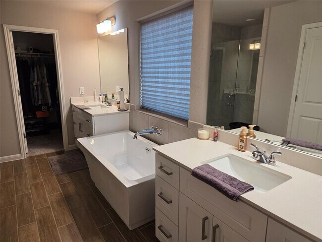 Building Photo - 208 Comet Pointe Dr