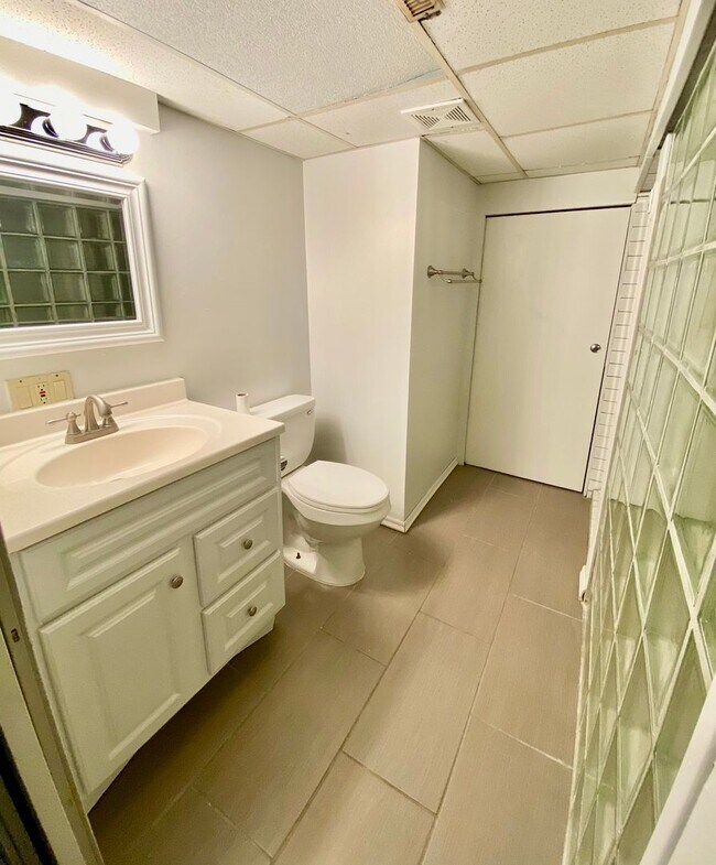 Building Photo - Awesome 4BD/3BA in prime Uptown! Remodeled w/ HGTV! Avail. May 1st!