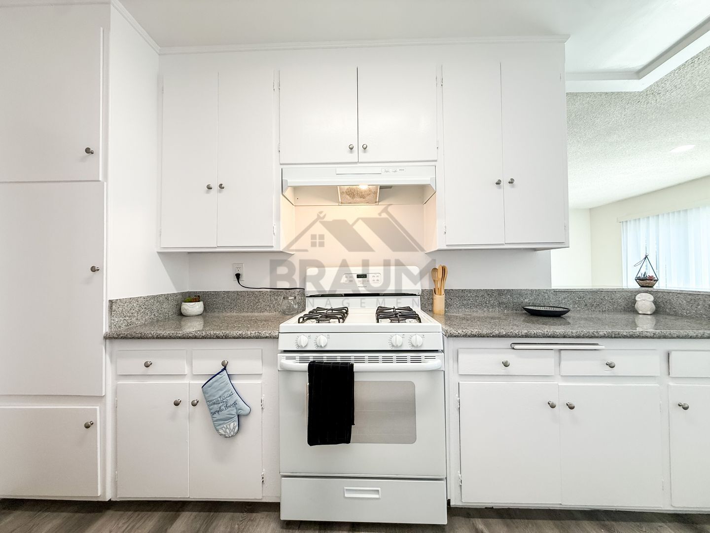 Building Photo - 6039 Whitsett Ave