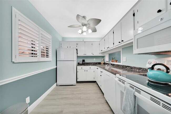 Building Photo - 5250 Las Verdes Cir