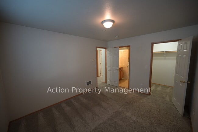 Building Photo - 2 bed 1 bath apartment in Port Angeles, close to Peninsula College and the Olympic National Par