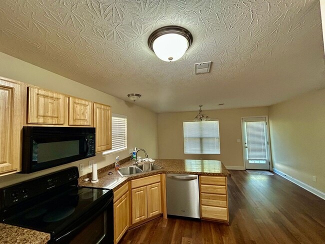 Building Photo - Large 4 Bed, 2.5 bath in Lexington!