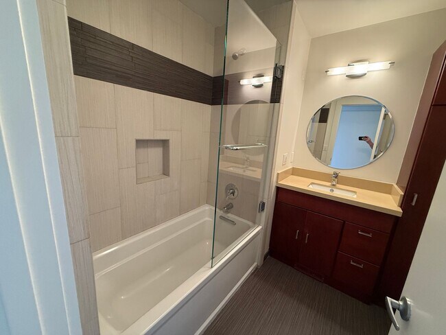 Building Photo - STUNNING THREE BEDROOM TWO BATH MODERNIST ...