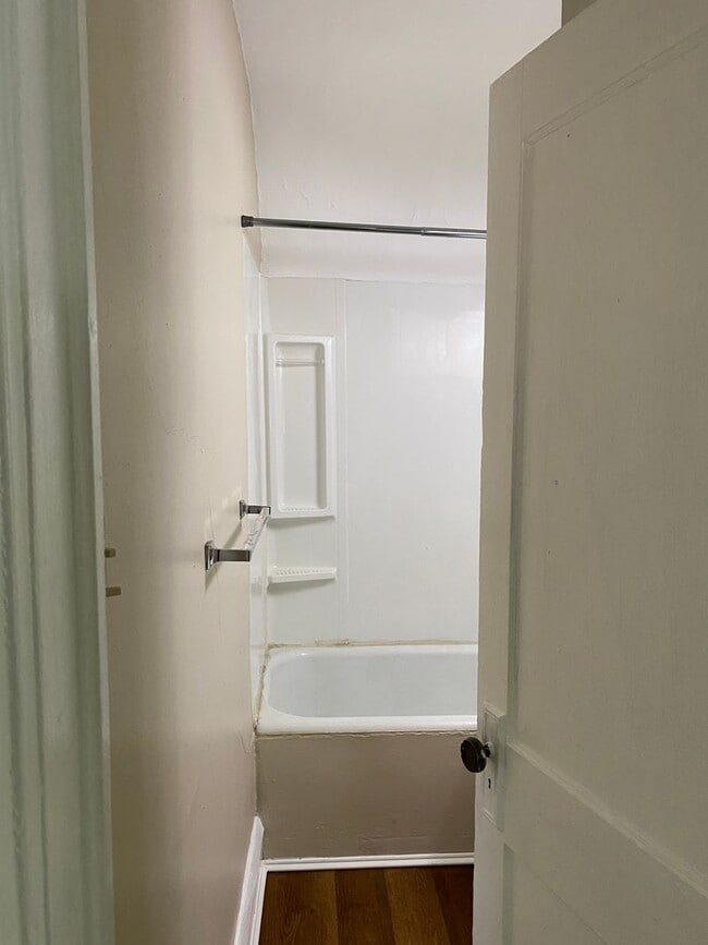 Building Photo - Charming 2 Bedroom Upper-Level Duplex on B...