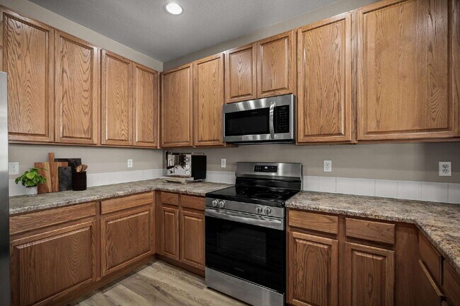Building Photo - Beautiful 2 Bedroom End-Unit Townhouse in Montarbor Villas w/ Mountain Views