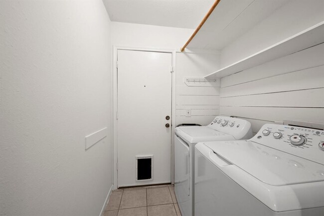 Building Photo - 6 E Stony Bridge Cir
