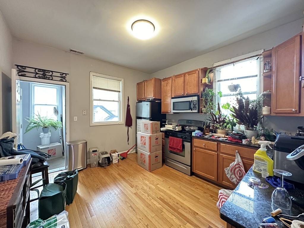 Building Photo - 852 W Buckingham Pl