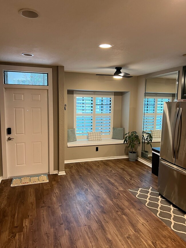 Building Photo - 7575 Meadow Lakes Dr