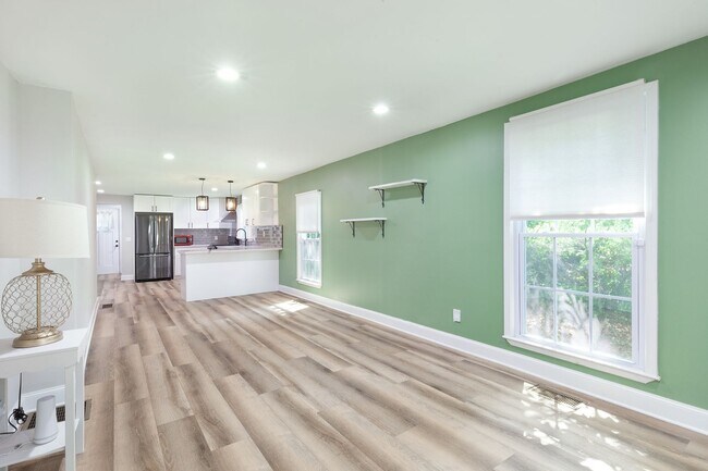 Building Photo - Updated 3bd/2ba w/ Large Backyard & Lawn C...