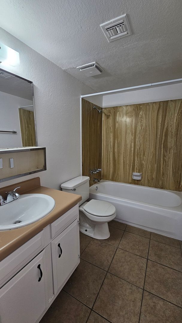 Building Photo - 1 month free rent move in promotion! 2 Bed 1 Bath Eastside Apartment!