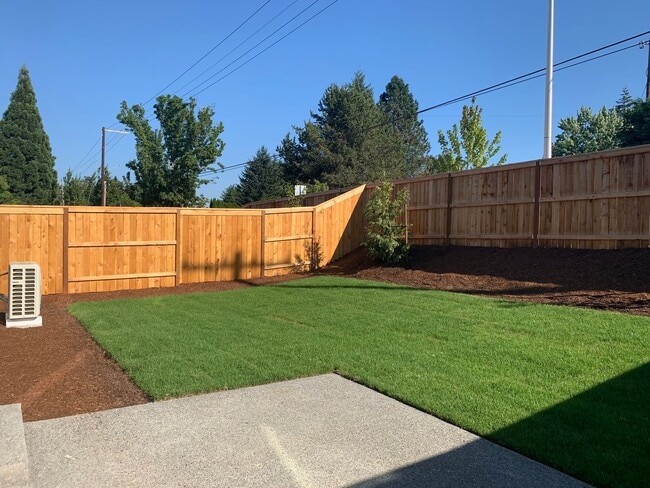 Building Photo - 4 BED/2.5 BATH PLUS A HUGE BONUS ROOM! HIGH END FINISHES! LARGE FENCED BACKYARD !