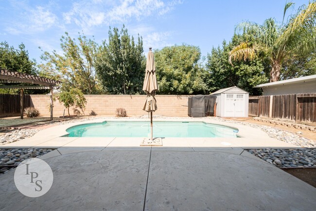 Building Photo - North Clovis Home, 4BR/3.5BA, CUSD - Lots ...