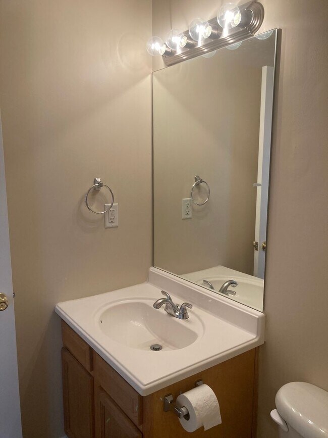 Building Photo - **LESS than 10 minute Drive from Fort Knox**