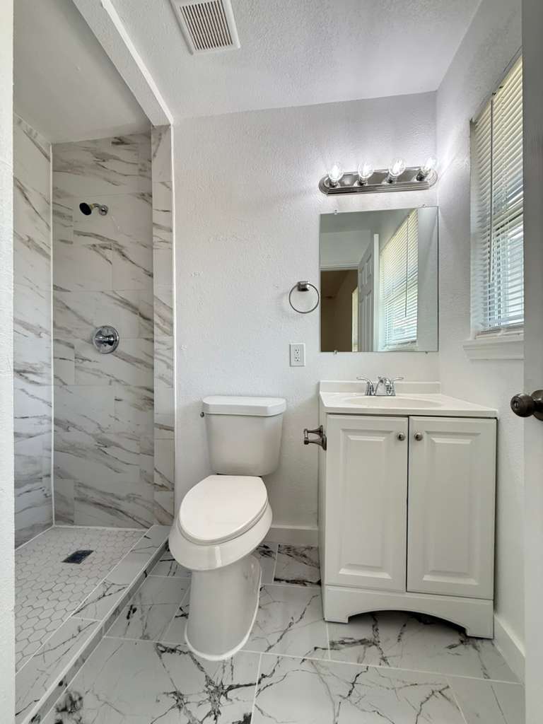 Building Photo - 339 Brettonwood Dr