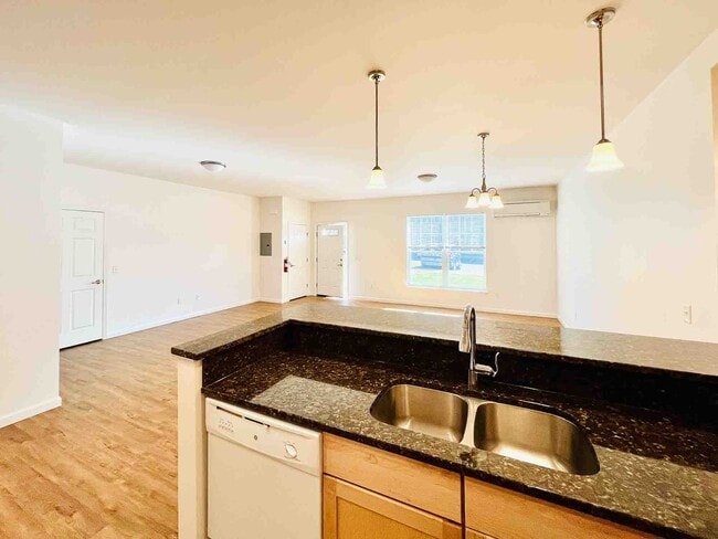 Building Photo - 2 bed, 1 bath townhouse style apartment with washer & dryer provided (45 Griffin Ln #202)