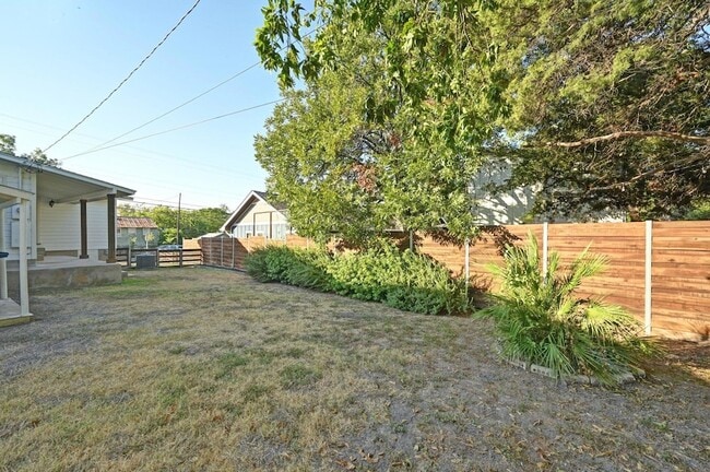 Building Photo - 1900 Cedar Ave