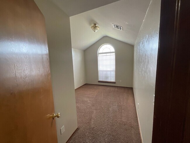 Building Photo - 4 bed, 2 bath, brick, gas stove, dishwashe...